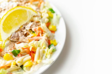 Ton balığı ve buzdağı salatalı Cavatelli makarna, havuç, tatlı mısır ve salatalık soslu mayonez, sağlıklı yiyecek.