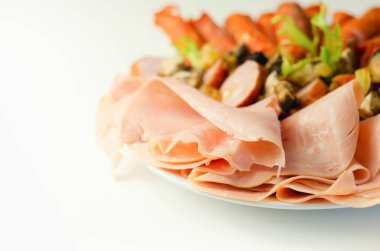 Dilimlenmiş sucuklu, jambonlu ve sosisli sandviç ve sosisli sandviç.