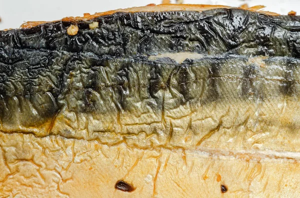 Sıcak tütsülenmiş İskoç uskumrusu fileto, çatlamış karabiber ve lezzetli balık.