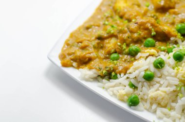 Yumurta pilavlı tavuk köri, baharatlı hindistancevizi soslu tavuk göğsü bezelye ve yumurtalı pilav, Hint yemeği.