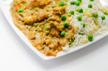 Yumurta pilavlı tavuk köri, baharatlı hindistancevizi soslu tavuk göğsü bezelye ve yumurtalı pilav, Hint yemeği.