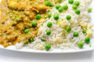 Yumurta pilavlı tavuk köri, baharatlı hindistancevizi soslu tavuk göğsü bezelye ve yumurtalı pilav, Hint yemeği.