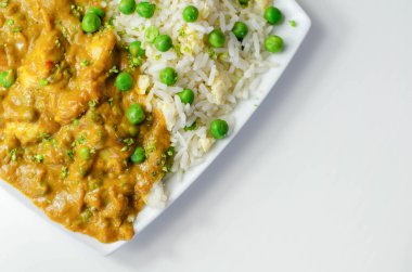 Yumurta pilavlı tavuk köri, baharatlı hindistancevizi soslu tavuk göğsü bezelye ve yumurtalı pilav, Hint yemeği.