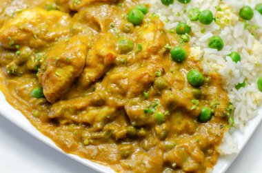 Yumurta pilavlı tavuk köri, baharatlı hindistancevizi soslu tavuk göğsü bezelye ve yumurtalı pilav, Hint yemeği.