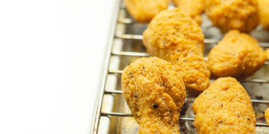 Güney çıtır çıtır kızarmış tavuk kanatları, metal tepside kızarmış tavuk kanatları, fast food.