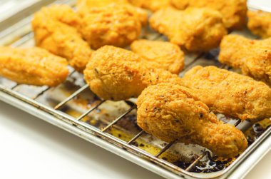 Güney çıtır çıtır kızarmış tavuk kanatları, metal tepside kızarmış tavuk kanatları, fast food.