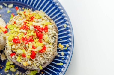 Soğan, sarımsak, pırasa, kırmızı biber ve üzerine peynir ve ekmek kırıntıları serpiştirilmiş mantarlar, pişirmeye hazır aperatifler, ev yapımı.