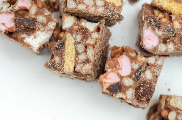 A marvelous mix of sultanas, marshmallows, biscuit pieces, crispy rice and glace cherries covered in milk chocolate, mini rocky road bites