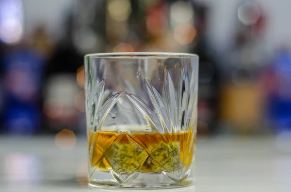 Bicchiere Vecchio Stile Con Whisky Scozzese Cubetti Ghiaccio Bar Bevanda — Foto Stock