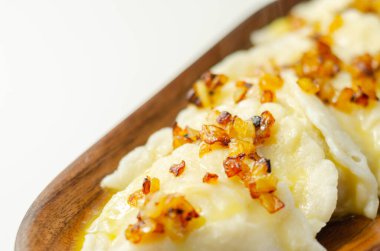 Kızarmış soğan, geleneksel Polonya, Rus ve Ukrayna mutfağı serpiştirilmiş hamur tatlısı, lezzetli