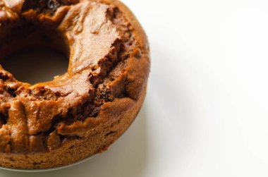 Beyaz arka planda taze yapılmış meyveli kek.,