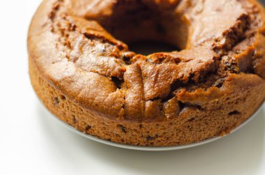 Beyaz arka planda taze yapılmış meyveli kek.,