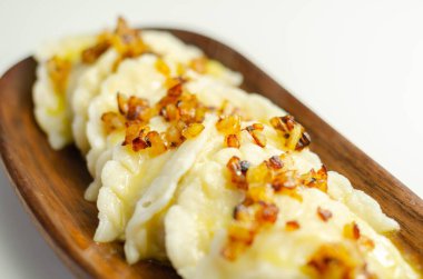 Kızarmış soğan, geleneksel Polonya, Rus ve Ukrayna mutfağı serpiştirilmiş hamur tatlısı, lezzetli