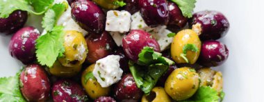 Beyaz peynir ve maydanozlu yeşil ve siyah zeytinlere dayalı taze Yunan salatası, geleneksel Akdeniz mutfağı.