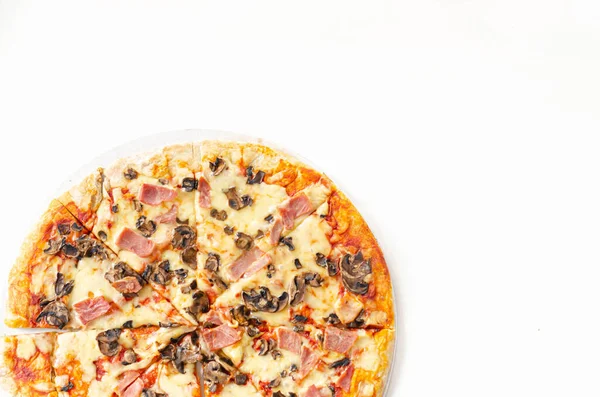 伝統的な生地にハム キノコ モッツァレラチーズと焼きたての大きなピザ 典型的なイタリア料理 — ストック写真