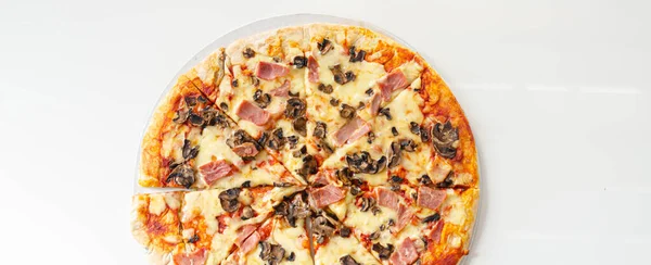 Świeżo Upieczona Duża Pizza Szynką Grzybami Mozzarellą Tradycyjnym Cieście Typowe — Zdjęcie stockowe