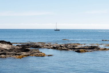 İspanya 'da Akdeniz' in kayalık kıyıları güneşli bir günde