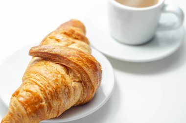 Çikolatalı kruvasan ve bir fincan kahve.