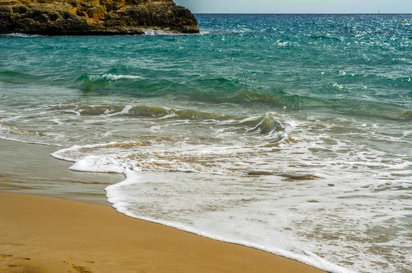 Vista Sobre Playa Arena Mar Mediterráneo Turquesa Hermosas Olas Playa — Foto de Stock