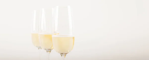豪華なシャンパン グラスで 新年や重要なイベントを祝うお祝い方法 泡のスパーク リング ワインで乾杯 — ストック写真