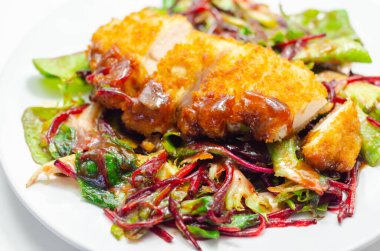 Kızarmış tavuk göğsü fileto karışık salata ve rendelenmiş pancar, lezzetli öğle yemeği.