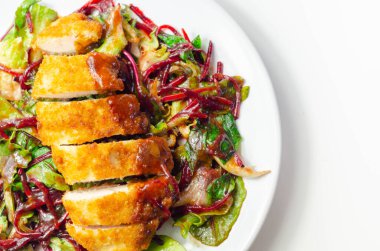 Kızarmış tavuk göğsü fileto karışık salata ve rendelenmiş pancar, lezzetli öğle yemeği.