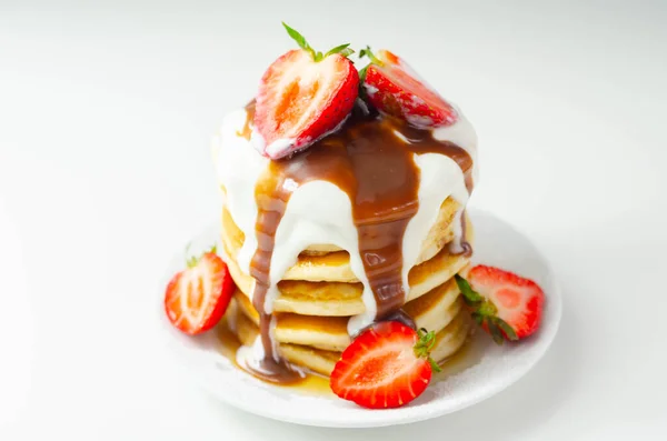 Pancake Ditumpuk Dengan Stroberi Diatapi Dengan Saus Coklat Dan Yoghurt — Stok Foto