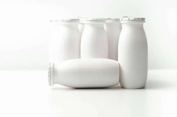 Garrafas Iogurte Plástico Branco Fundo Branco Embalagem Típica Para Produtos — Fotografia de Stock