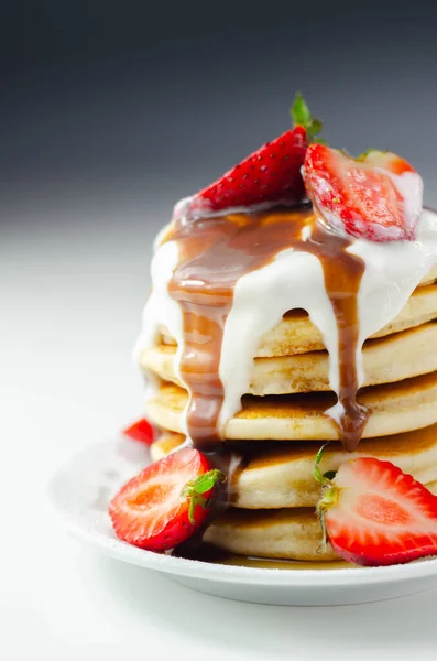Pancake Ditumpuk Dengan Stroberi Diatapi Dengan Saus Coklat Dan Yoghurt — Stok Foto
