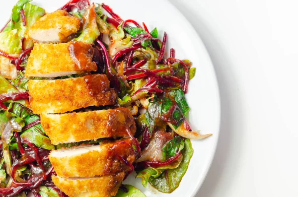 Kızarmış tavuk göğsü fileto karışık salata ve rendelenmiş pancar, lezzetli öğle yemeği.