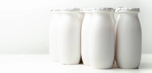 Weiße Kunststoff Joghurtflaschen Auf Weißem Hintergrund Typische Verpackungen Für Milchprodukte — Stockfoto