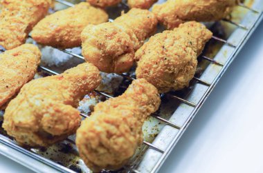 Güney çıtır çıtır kızarmış tavuk kanatları, metal tepside kızarmış tavuk kanatları, fast food.