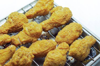 Güney çıtır çıtır kızarmış tavuk kanatları, metal tepside kızarmış tavuk kanatları, fast food.