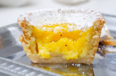 Yumurtalı tart, yumurtalı pasta, kremalı pasta, geleneksel tatlılar.