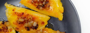 Kızarmış soğan, geleneksel Polonya, Rus ve Ukrayna mutfağı serpiştirilmiş hamur tatlısı, lezzetli