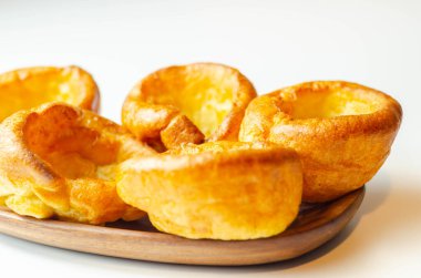 Geleneksel İngiliz Yorkshire pudingi, geleneksel bir yemek tarifi için harika çıtır çıtır ve altın pişmiş, yanında da mükemmel bir pazar rostosu ve İngiliz yemeği.