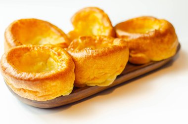 Geleneksel İngiliz Yorkshire pudingi, geleneksel bir yemek tarifi için harika çıtır çıtır ve altın pişmiş, yanında da mükemmel bir pazar rostosu ve İngiliz yemeği.