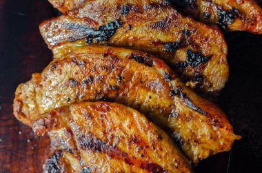 Taze ve sulu domuz filetosu biftekler, ahşap tahtada ızgara etler, iyi pişmiş biftekler.