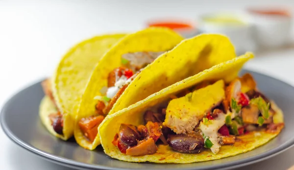 Mexikanska Tacos Skal Med Kyckling Och Röda Njure Bönor Lök — Stockfoto