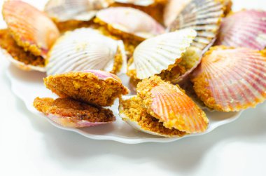 St. Jacques mantarı, Patagonya deniz tarağı ile dolu doğal deniz tarağı kabukları ve üzerine ciabatta ekmek kırıntısı sosu, özel yemek.