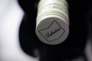 LONDON, UNITED KINGDOM - 18 HAZİRAN 2022 Karakteristik kare Ballentines Finest ve karıştırılmış viski Pernod Ricard tarafından Dumbarton, İskoçya 'da üretilen