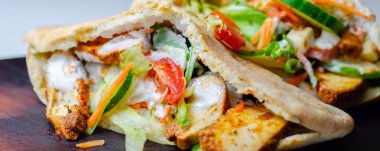 Baharatlı tavuk, salatalık, domates, salata ve mayonez sosuyla hazırlanmış Akdeniz usulü pitta