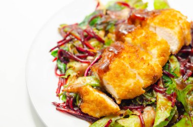 Kızarmış tavuk göğsü fileto karışık salata ve rendelenmiş pancar, lezzetli öğle yemeği.