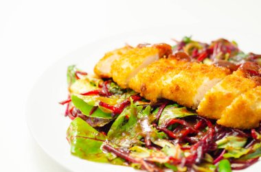 Kızarmış tavuk göğsü fileto karışık salata ve rendelenmiş pancar, lezzetli öğle yemeği.