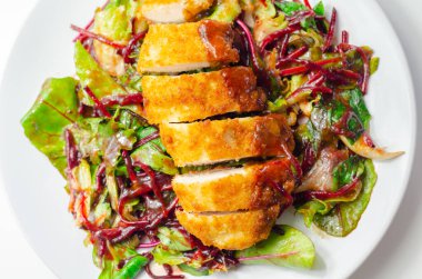 Kızarmış tavuk göğsü fileto karışık salata ve rendelenmiş pancar, lezzetli öğle yemeği.