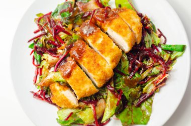 Kızarmış tavuk göğsü fileto karışık salata ve rendelenmiş pancar, lezzetli öğle yemeği.