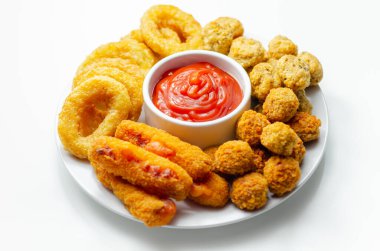 Güney usulü kızarmış tavuk, soğan halkaları ve mozzarella çubuğu beyaz tabakta domates sosu ve parti yemeği ile servis edilir.