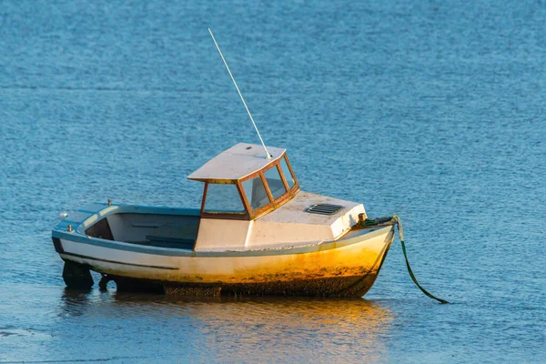 Förtöjd Båt Upplyst Solens Strålar Vid Lågvatten — Stockfoto