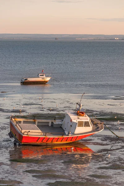 Bateau Mouillé Illuminé Par Les Rayons Soleil Couchant Sur Haut — Photo