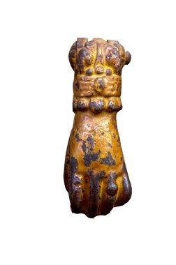 Orijinal pirinç kapı tokmağı el şeklinde, tokmak beyaz arkaplanda izole edilmiş.